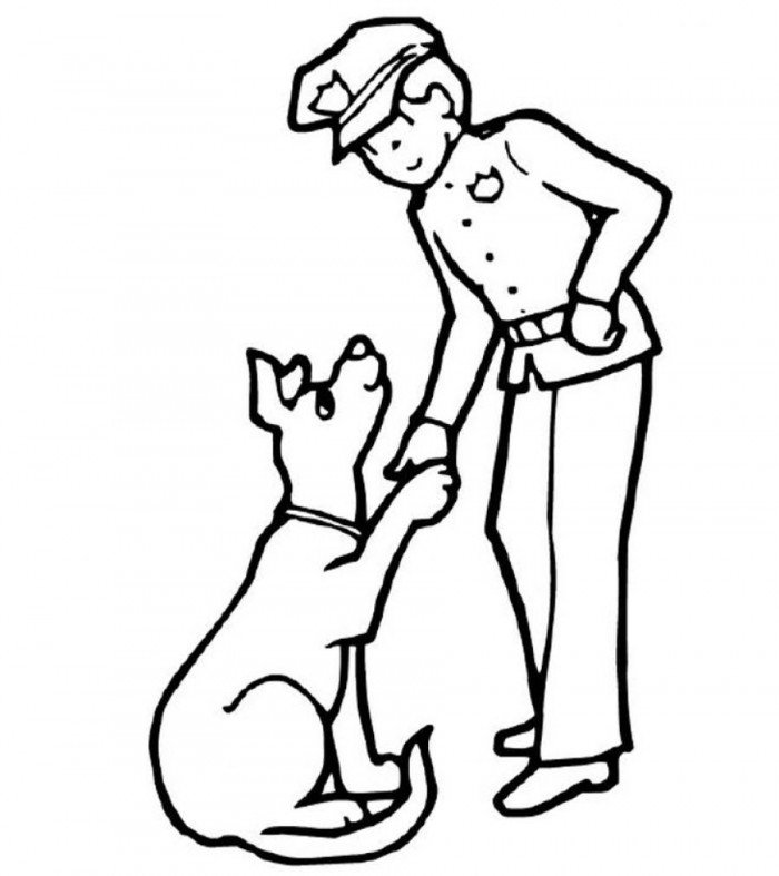 policial e cachorro adestrado