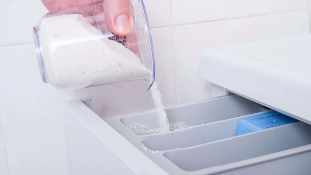 Como tirar manchas amarelas com sabao em po